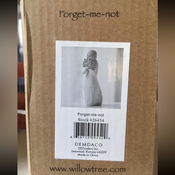 Forget-me-not sculpted figure by Susan Lordi | Willow Tree - Picture 4 of 6